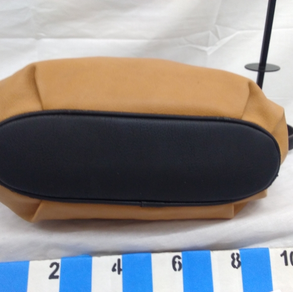 Liz Claiborne Classic Shoulder Bag in Two-Tone Brown § - Picture 7 of 13